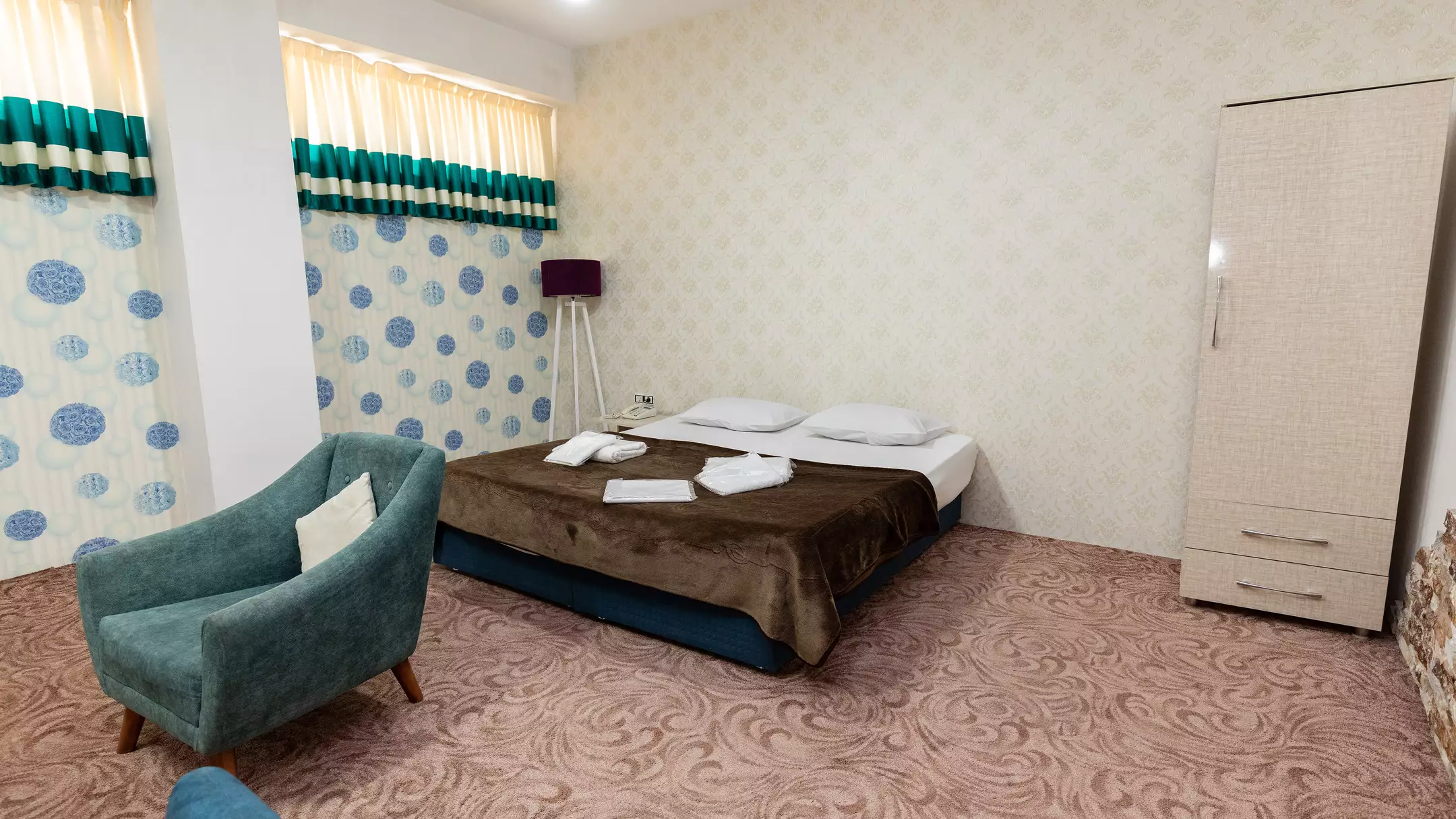 Alibaba https://cdn.alibaba.ir/ostorage/hotel-accommodation-images/674c066410d0d5745be3d26f_هتل فرید - اتاق چهارتخته دبل سینگل (2).webp